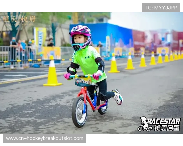 湖南龙山自行车赛选手穿行云端,儿童平衡车赛添趣味